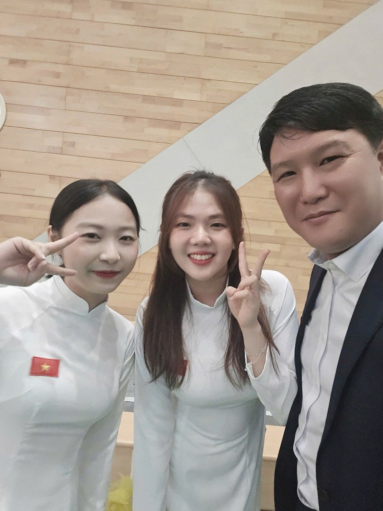 Sinh viên SUNNY và đội ngũ trong sự kiện, trang phục áo dài Việt Nam